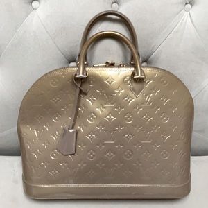 AUTHENTIC Louis Vuitton Amma MM handbag, gold monogrammed.   Lock/key, dust bag